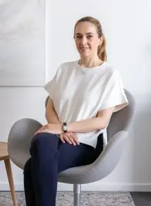Portrait Dr. Janina Gornisch, sitzend